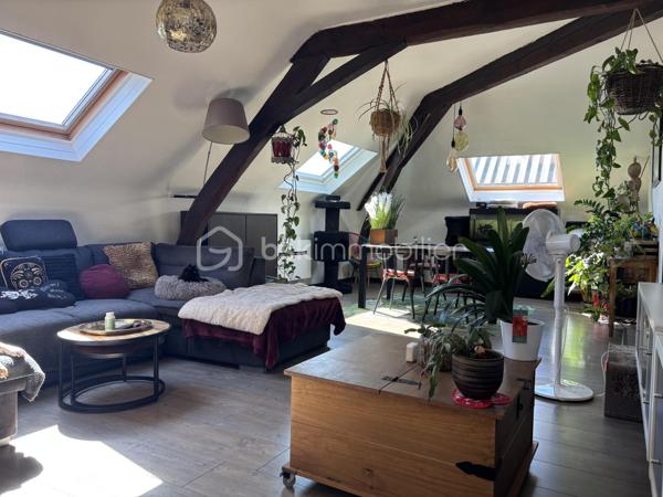 Venez découvrir cet appartement situé à Ronchin, dans le quartier Mairie de Ronchin, au 2ème et dernier étage sans ascenseur.

Cet appartement développe 59 m² habitables et offre une surface utile de 82 m². Il se compose d’une agréable pièce de vie salon / salle à manger lumineuse de 27 m² habitables (38 m² de surface utile), d’une chambre, d’un dressing, d’une cuisine ainsi que d’une salle de douche.
Vous bénéficierez également de plusieurs espaces de rangement.

Côté confort, le bien dispose de chauffage électrique ( inertie ) complété par un poêle à granulés, ainsi que d’une climatisation réversible.

Aucun travaux n’est à prévoir, vous pouvez poser vos meubles immédiatement.

N’hésitez pas à me contacter pour plus de renseignements.