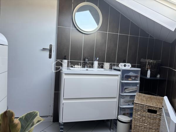 Venez découvrir cet appartement situé à Ronchin, dans le quartier Mairie de Ronchin, au 2ème et dernier étage sans ascenseur.

Cet appartement développe 59 m² habitables et offre une surface utile de 82 m². Il se compose d’une agréable pièce de vie salon / salle à manger lumineuse de 27 m² habitables (38 m² de surface utile), d’une chambre, d’un dressing, d’une cuisine ainsi que d’une salle de douche.
Vous bénéficierez également de plusieurs espaces de rangement.

Côté confort, le bien dispose de chauffage électrique ( inertie ) complété par un poêle à granulés, ainsi que d’une climatisation réversible.

Aucun travaux n’est à prévoir, vous pouvez poser vos meubles immédiatement.

N’hésitez pas à me contacter pour plus de renseignements.