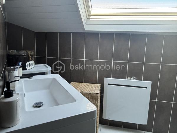 Venez découvrir cet appartement situé à Ronchin, dans le quartier Mairie de Ronchin, au 2ème et dernier étage sans ascenseur.

Cet appartement développe 59 m² habitables et offre une surface utile de 82 m². Il se compose d’une agréable pièce de vie salon / salle à manger lumineuse de 27 m² habitables (38 m² de surface utile), d’une chambre, d’un dressing, d’une cuisine ainsi que d’une salle de douche.
Vous bénéficierez également de plusieurs espaces de rangement.

Côté confort, le bien dispose de chauffage électrique ( inertie ) complété par un poêle à granulés, ainsi que d’une climatisation réversible.

Aucun travaux n’est à prévoir, vous pouvez poser vos meubles immédiatement.

N’hésitez pas à me contacter pour plus de renseignements.