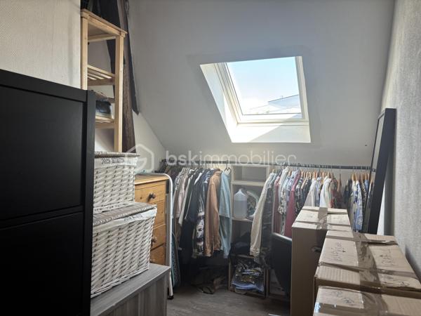 Venez découvrir cet appartement situé à Ronchin, dans le quartier Mairie de Ronchin, au 2ème et dernier étage sans ascenseur.

Cet appartement développe 59 m² habitables et offre une surface utile de 82 m². Il se compose d’une agréable pièce de vie salon / salle à manger lumineuse de 27 m² habitables (38 m² de surface utile), d’une chambre, d’un dressing, d’une cuisine ainsi que d’une salle de douche.
Vous bénéficierez également de plusieurs espaces de rangement.

Côté confort, le bien dispose de chauffage électrique ( inertie ) complété par un poêle à granulés, ainsi que d’une climatisation réversible.

Aucun travaux n’est à prévoir, vous pouvez poser vos meubles immédiatement.

N’hésitez pas à me contacter pour plus de renseignements.
