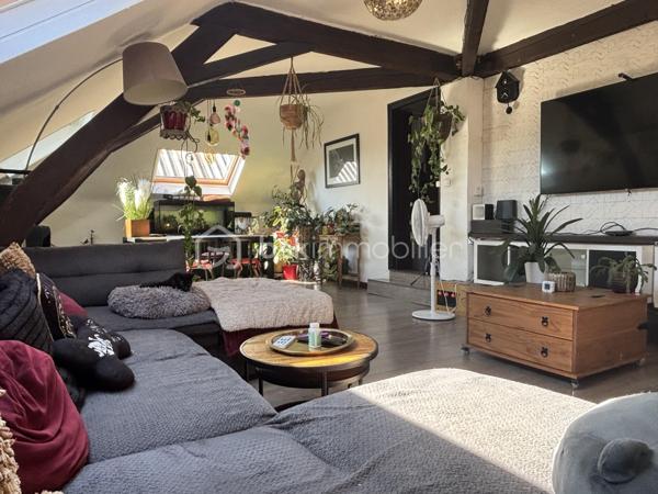 Venez découvrir cet appartement situé à Ronchin, dans le quartier Mairie de Ronchin, au 2ème et dernier étage sans ascenseur.

Cet appartement développe 59 m² habitables et offre une surface utile de 82 m². Il se compose d’une agréable pièce de vie salon / salle à manger lumineuse de 27 m² habitables (38 m² de surface utile), d’une chambre, d’un dressing, d’une cuisine ainsi que d’une salle de douche.
Vous bénéficierez également de plusieurs espaces de rangement.

Côté confort, le bien dispose de chauffage électrique ( inertie ) complété par un poêle à granulés, ainsi que d’une climatisation réversible.

Aucun travaux n’est à prévoir, vous pouvez poser vos meubles immédiatement.

N’hésitez pas à me contacter pour plus de renseignements.