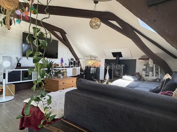 Venez découvrir cet appartement situé à Ronchin, dans le quartier Mairie de Ronchin, au 2ème et dernier étage sans ascenseur.

Cet appartement développe 59 m² habitables et offre une surface utile de 82 m². Il se compose d’une agréable pièce de vie salon / salle à manger lumineuse de 27 m² habitables (38 m² de surface utile), d’une chambre, d’un dressing, d’une cuisine ainsi que d’une salle de douche.
Vous bénéficierez également de plusieurs espaces de rangement.

Côté confort, le bien dispose de chauffage électrique ( inertie ) complété par un poêle à granulés, ainsi que d’une climatisation réversible.

Aucun travaux n’est à prévoir, vous pouvez poser vos meubles immédiatement.

N’hésitez pas à me contacter pour plus de renseignements.