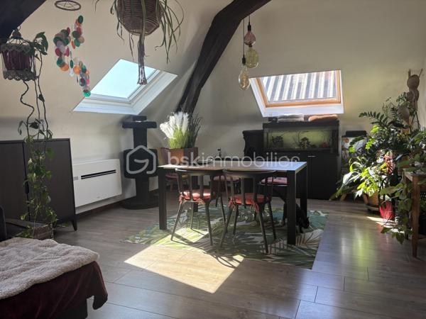 Venez découvrir cet appartement situé à Ronchin, dans le quartier Mairie de Ronchin, au 2ème et dernier étage sans ascenseur.

Cet appartement développe 59 m² habitables et offre une surface utile de 82 m². Il se compose d’une agréable pièce de vie salon / salle à manger lumineuse de 27 m² habitables (38 m² de surface utile), d’une chambre, d’un dressing, d’une cuisine ainsi que d’une salle de douche.
Vous bénéficierez également de plusieurs espaces de rangement.

Côté confort, le bien dispose de chauffage électrique ( inertie ) complété par un poêle à granulés, ainsi que d’une climatisation réversible.

Aucun travaux n’est à prévoir, vous pouvez poser vos meubles immédiatement.

N’hésitez pas à me contacter pour plus de renseignements.