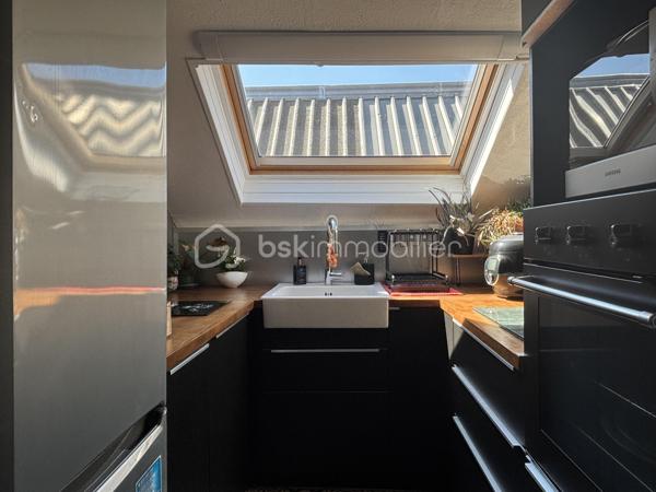 Venez découvrir cet appartement situé à Ronchin, dans le quartier Mairie de Ronchin, au 2ème et dernier étage sans ascenseur.

Cet appartement développe 59 m² habitables et offre une surface utile de 82 m². Il se compose d’une agréable pièce de vie salon / salle à manger lumineuse de 27 m² habitables (38 m² de surface utile), d’une chambre, d’un dressing, d’une cuisine ainsi que d’une salle de douche.
Vous bénéficierez également de plusieurs espaces de rangement.

Côté confort, le bien dispose de chauffage électrique ( inertie ) complété par un poêle à granulés, ainsi que d’une climatisation réversible.

Aucun travaux n’est à prévoir, vous pouvez poser vos meubles immédiatement.

N’hésitez pas à me contacter pour plus de renseignements.