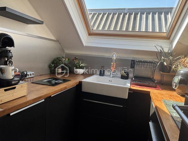 Venez découvrir cet appartement situé à Ronchin, dans le quartier Mairie de Ronchin, au 2ème et dernier étage sans ascenseur.

Cet appartement développe 59 m² habitables et offre une surface utile de 82 m². Il se compose d’une agréable pièce de vie salon / salle à manger lumineuse de 27 m² habitables (38 m² de surface utile), d’une chambre, d’un dressing, d’une cuisine ainsi que d’une salle de douche.
Vous bénéficierez également de plusieurs espaces de rangement.

Côté confort, le bien dispose de chauffage électrique ( inertie ) complété par un poêle à granulés, ainsi que d’une climatisation réversible.

Aucun travaux n’est à prévoir, vous pouvez poser vos meubles immédiatement.

N’hésitez pas à me contacter pour plus de renseignements.