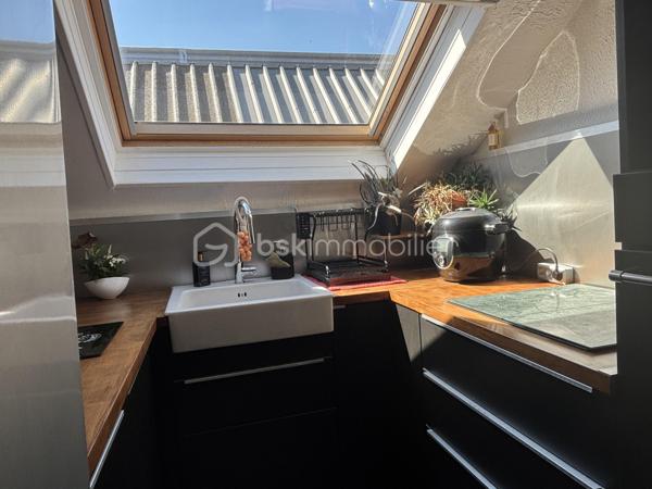 Venez découvrir cet appartement situé à Ronchin, dans le quartier Mairie de Ronchin, au 2ème et dernier étage sans ascenseur.

Cet appartement développe 59 m² habitables et offre une surface utile de 82 m². Il se compose d’une agréable pièce de vie salon / salle à manger lumineuse de 27 m² habitables (38 m² de surface utile), d’une chambre, d’un dressing, d’une cuisine ainsi que d’une salle de douche.
Vous bénéficierez également de plusieurs espaces de rangement.

Côté confort, le bien dispose de chauffage électrique ( inertie ) complété par un poêle à granulés, ainsi que d’une climatisation réversible.

Aucun travaux n’est à prévoir, vous pouvez poser vos meubles immédiatement.

N’hésitez pas à me contacter pour plus de renseignements.