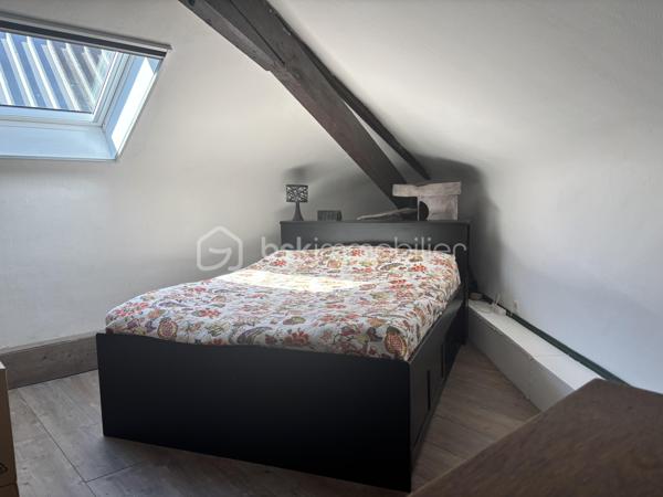 Venez découvrir cet appartement situé à Ronchin, dans le quartier Mairie de Ronchin, au 2ème et dernier étage sans ascenseur.

Cet appartement développe 59 m² habitables et offre une surface utile de 82 m². Il se compose d’une agréable pièce de vie salon / salle à manger lumineuse de 27 m² habitables (38 m² de surface utile), d’une chambre, d’un dressing, d’une cuisine ainsi que d’une salle de douche.
Vous bénéficierez également de plusieurs espaces de rangement.

Côté confort, le bien dispose de chauffage électrique ( inertie ) complété par un poêle à granulés, ainsi que d’une climatisation réversible.

Aucun travaux n’est à prévoir, vous pouvez poser vos meubles immédiatement.

N’hésitez pas à me contacter pour plus de renseignements.