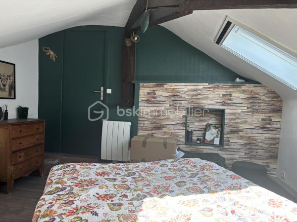 Venez découvrir cet appartement situé à Ronchin, dans le quartier Mairie de Ronchin, au 2ème et dernier étage sans ascenseur.

Cet appartement développe 59 m² habitables et offre une surface utile de 82 m². Il se compose d’une agréable pièce de vie salon / salle à manger lumineuse de 27 m² habitables (38 m² de surface utile), d’une chambre, d’un dressing, d’une cuisine ainsi que d’une salle de douche.
Vous bénéficierez également de plusieurs espaces de rangement.

Côté confort, le bien dispose de chauffage électrique ( inertie ) complété par un poêle à granulés, ainsi que d’une climatisation réversible.

Aucun travaux n’est à prévoir, vous pouvez poser vos meubles immédiatement.

N’hésitez pas à me contacter pour plus de renseignements.