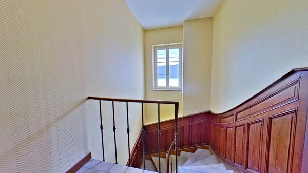 Toul (Cathédrale) : Duplex de 5 pièces principales ; 102 m2 Carrez, cave et grenier