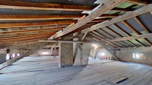 Toul (Cathédrale) : Duplex de 5 pièces principales ; 102 m2 Carrez, cave et grenier