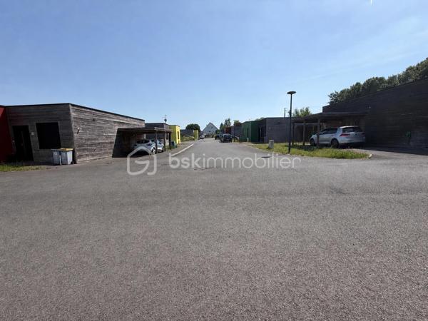 29 MAISONS PMR LOUÉES – VILLAGE SENIOR POSSIBLE – ACTIF PATRIMONIAL D’EXCEPTION

À seulement quelques minutes de Saint-Quentin, à environ 5 minutes de l’autoroute A26 et à proximité immédiate des principaux axes routiers permettant de rejoindre rapidement Lille, Reims et Paris, découvrez un ensemble immobilier rare et unique sur le marché.

Cet actif se compose de 29 maisons individuelles de plain-pied, toutes actuellement louées, offrant des revenus locatifs immédiats et sécurisés.

Initialement conçu pour accueillir un village senior, cet ensemble immobilier présente aujourd’hui un fort potentiel de développement et peut aisément retrouver sa vocation première grâce à une configuration parfaitement adaptée à l’habitat inclusif et aux résidences services.

L’ensemble est entièrement clos, parfaitement entretenu et bénéficie d’infrastructures conformes et opérationnelles : voiries, réseaux et assainissement ne nécessitant aucun investissement majeur à court terme.

Chaque maison comprend :

* Une entrée ;
* Un salon-séjour lumineux ;
* Une cuisine ;
* Deux chambres ;
* Une salle de bains ;
* Un WC indépendant ;
* Un carport privatif ;
* Un jardin privatif.

Toutes les habitations sont de plain-pied et entièrement adaptées aux personnes à mobilité réduite (PMR), répondant parfaitement aux besoins croissants du marché des seniors.

Un terrain constructible, inclus dans le prix de vente, complète cet ensemble immobilier et permet la réalisation d’un clubhouse, d’un espace de restauration, de bureaux de gestion ou de tout autre équipement de services, renforçant ainsi le potentiel de création d’un véritable village senior.

Les points forts de cet investissement :

✔ 29 logements intégralement loués ;
✔ Revenus locatifs immédiats ;
✔ 29 maisons individuelles de plain-pied adaptées PMR ;
✔ 29 jardins privatifs et carports ;
✔ Projet initial de village senior ;
✔ Terrain constructible inclus dans le prix de vente pour la réalisation d’un clubhouse ;
✔ Ensemble entièrement clos et sécurisé ;
✔ Voiries, réseaux et assainissement conformes ;
✔ Possibilité de division parcellaire ;
✔ Emplacement stratégique à proximité immédiate de l’autoroute A26 et des grands axes ;
✔ Produit rare à forte valeur patrimoniale et à très fort potentiel de développement.

Cet ensemble immobilier s’adresse aussi bien aux investisseurs privés, foncières, exploitants de résidences seniors, gestionnaires d’habitat inclusif, family offices ou marchands de biens à la recherche d’un actif générateur de revenus dès l’acquisition.

Une opportunité unique offrant un double potentiel : la pérennité d’un investissement locatif immédiatement rentable et la possibilité de développer un véritable village senior clé en main.

Dossier complet, plans, éléments financiers et renseignements complémentaires disponibles sur demande après étude du projet.

Par souci de discrétion et afin de préserver la tranquillité des locataires en place, la localisation précise ainsi que les documents détaillés seront communiqués uniquement aux acquéreurs ayant manifesté un intérêt sérieux et après échange préalable.

Compte tenu du caractère exceptionnel de cet ensemble immobilier et de ses nombreuses possibilités d’exploitation, toutes les propositions sérieuses seront étudiées avec attention.