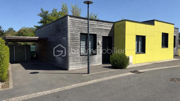 29 MAISONS PMR LOUÉES – VILLAGE SENIOR POSSIBLE – ACTIF PATRIMONIAL D’EXCEPTION

À seulement quelques minutes de Saint-Quentin, à environ 5 minutes de l’autoroute A26 et à proximité immédiate des principaux axes routiers permettant de rejoindre rapidement Lille, Reims et Paris, découvrez un ensemble immobilier rare et unique sur le marché.

Cet actif se compose de 29 maisons individuelles de plain-pied, toutes actuellement louées, offrant des revenus locatifs immédiats et sécurisés.

Initialement conçu pour accueillir un village senior, cet ensemble immobilier présente aujourd’hui un fort potentiel de développement et peut aisément retrouver sa vocation première grâce à une configuration parfaitement adaptée à l’habitat inclusif et aux résidences services.

L’ensemble est entièrement clos, parfaitement entretenu et bénéficie d’infrastructures conformes et opérationnelles : voiries, réseaux et assainissement ne nécessitant aucun investissement majeur à court terme.

Chaque maison comprend :

* Une entrée ;
* Un salon-séjour lumineux ;
* Une cuisine ;
* Deux chambres ;
* Une salle de bains ;
* Un WC indépendant ;
* Un carport privatif ;
* Un jardin privatif.

Toutes les habitations sont de plain-pied et entièrement adaptées aux personnes à mobilité réduite (PMR), répondant parfaitement aux besoins croissants du marché des seniors.

Un terrain constructible, inclus dans le prix de vente, complète cet ensemble immobilier et permet la réalisation d’un clubhouse, d’un espace de restauration, de bureaux de gestion ou de tout autre équipement de services, renforçant ainsi le potentiel de création d’un véritable village senior.

Les points forts de cet investissement :

✔ 29 logements intégralement loués ;
✔ Revenus locatifs immédiats ;
✔ 29 maisons individuelles de plain-pied adaptées PMR ;
✔ 29 jardins privatifs et carports ;
✔ Projet initial de village senior ;
✔ Terrain constructible inclus dans le prix de vente pour la réalisation d’un clubhouse ;
✔ Ensemble entièrement clos et sécurisé ;
✔ Voiries, réseaux et assainissement conformes ;
✔ Possibilité de division parcellaire ;
✔ Emplacement stratégique à proximité immédiate de l’autoroute A26 et des grands axes ;
✔ Produit rare à forte valeur patrimoniale et à très fort potentiel de développement.

Cet ensemble immobilier s’adresse aussi bien aux investisseurs privés, foncières, exploitants de résidences seniors, gestionnaires d’habitat inclusif, family offices ou marchands de biens à la recherche d’un actif générateur de revenus dès l’acquisition.

Une opportunité unique offrant un double potentiel : la pérennité d’un investissement locatif immédiatement rentable et la possibilité de développer un véritable village senior clé en main.

Dossier complet, plans, éléments financiers et renseignements complémentaires disponibles sur demande après étude du projet.

Par souci de discrétion et afin de préserver la tranquillité des locataires en place, la localisation précise ainsi que les documents détaillés seront communiqués uniquement aux acquéreurs ayant manifesté un intérêt sérieux et après échange préalable.

Compte tenu du caractère exceptionnel de cet ensemble immobilier et de ses nombreuses possibilités d’exploitation, toutes les propositions sérieuses seront étudiées avec attention.