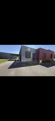 29 MAISONS PMR LOUÉES – VILLAGE SENIOR POSSIBLE – ACTIF PATRIMONIAL D’EXCEPTION

À seulement quelques minutes de Saint-Quentin, à environ 5 minutes de l’autoroute A26 et à proximité immédiate des principaux axes routiers permettant de rejoindre rapidement Lille, Reims et Paris, découvrez un ensemble immobilier rare et unique sur le marché.

Cet actif se compose de 29 maisons individuelles de plain-pied, toutes actuellement louées, offrant des revenus locatifs immédiats et sécurisés.

Initialement conçu pour accueillir un village senior, cet ensemble immobilier présente aujourd’hui un fort potentiel de développement et peut aisément retrouver sa vocation première grâce à une configuration parfaitement adaptée à l’habitat inclusif et aux résidences services.

L’ensemble est entièrement clos, parfaitement entretenu et bénéficie d’infrastructures conformes et opérationnelles : voiries, réseaux et assainissement ne nécessitant aucun investissement majeur à court terme.

Chaque maison comprend :

* Une entrée ;
* Un salon-séjour lumineux ;
* Une cuisine ;
* Deux chambres ;
* Une salle de bains ;
* Un WC indépendant ;
* Un carport privatif ;
* Un jardin privatif.

Toutes les habitations sont de plain-pied et entièrement adaptées aux personnes à mobilité réduite (PMR), répondant parfaitement aux besoins croissants du marché des seniors.

Un terrain constructible, inclus dans le prix de vente, complète cet ensemble immobilier et permet la réalisation d’un clubhouse, d’un espace de restauration, de bureaux de gestion ou de tout autre équipement de services, renforçant ainsi le potentiel de création d’un véritable village senior.

Les points forts de cet investissement :

✔ 29 logements intégralement loués ;
✔ Revenus locatifs immédiats ;
✔ 29 maisons individuelles de plain-pied adaptées PMR ;
✔ 29 jardins privatifs et carports ;
✔ Projet initial de village senior ;
✔ Terrain constructible inclus dans le prix de vente pour la réalisation d’un clubhouse ;
✔ Ensemble entièrement clos et sécurisé ;
✔ Voiries, réseaux et assainissement conformes ;
✔ Possibilité de division parcellaire ;
✔ Emplacement stratégique à proximité immédiate de l’autoroute A26 et des grands axes ;
✔ Produit rare à forte valeur patrimoniale et à très fort potentiel de développement.

Cet ensemble immobilier s’adresse aussi bien aux investisseurs privés, foncières, exploitants de résidences seniors, gestionnaires d’habitat inclusif, family offices ou marchands de biens à la recherche d’un actif générateur de revenus dès l’acquisition.

Une opportunité unique offrant un double potentiel : la pérennité d’un investissement locatif immédiatement rentable et la possibilité de développer un véritable village senior clé en main.

Dossier complet, plans, éléments financiers et renseignements complémentaires disponibles sur demande après étude du projet.

Par souci de discrétion et afin de préserver la tranquillité des locataires en place, la localisation précise ainsi que les documents détaillés seront communiqués uniquement aux acquéreurs ayant manifesté un intérêt sérieux et après échange préalable.

Compte tenu du caractère exceptionnel de cet ensemble immobilier et de ses nombreuses possibilités d’exploitation, toutes les propositions sérieuses seront étudiées avec attention.