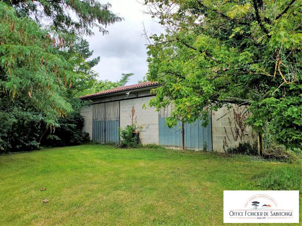 Batiment et garages sur terrain constructible