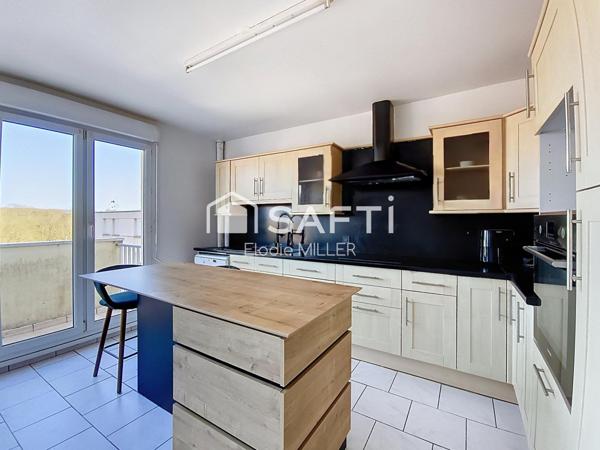 Appartement avec balcon au dernier étage
