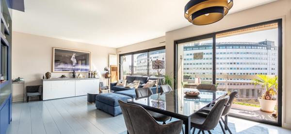 PARIS 16EME - DUPLEX AVEC TOIT TERRASSE VUE TOUR EIFFEL 1 495 000 € **  - Référence  6613-NG