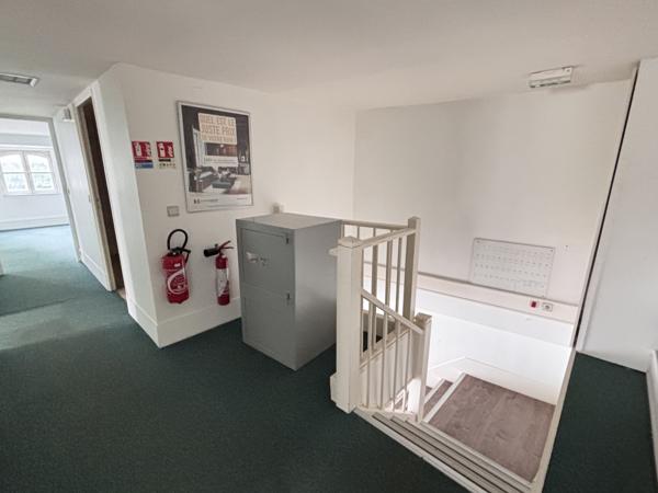Location local commercial ou professionnel 155 m²
