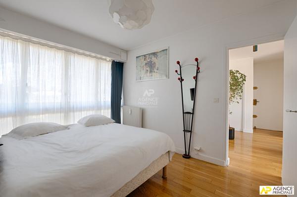 Versailles rive droite appartement 2 pièces 49 m 2 carrez avec cave et box en sus situé au 3 eme et dernier étage. €370 000 ** - Référence 27309