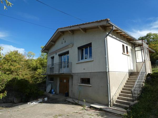 Maison T4 d'environ 90m² à rénover avec garage en rez de chaussée de 90m² sur une parcelle de 1483m²