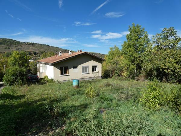 Maison T4 d'environ 90m² à rénover avec garage en rez de chaussée de 90m² sur une parcelle de 1483m²