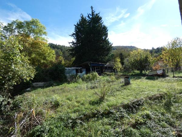 Maison T4 d'environ 90m² à rénover avec garage en rez de chaussée de 90m² sur une parcelle de 1483m²