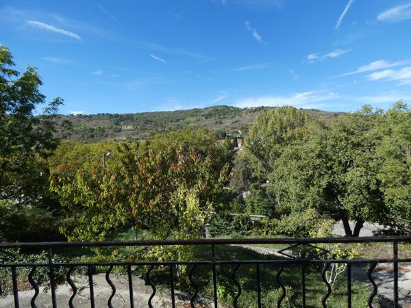 Maison T4 d'environ 90m² à rénover avec garage en rez de chaussée de 90m² sur une parcelle de 1483m²