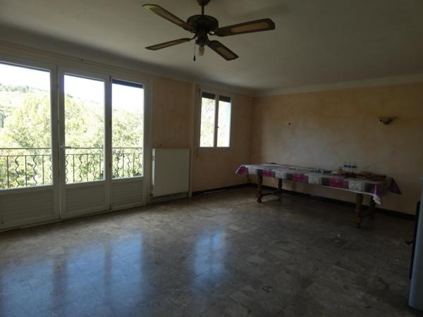 Maison T4 d'environ 90m² à rénover avec garage en rez de chaussée de 90m² sur une parcelle de 1483m²