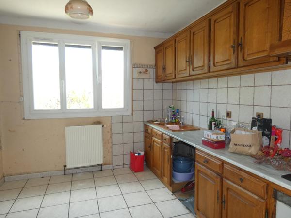 Maison T4 d'environ 90m² à rénover avec garage en rez de chaussée de 90m² sur une parcelle de 1483m²