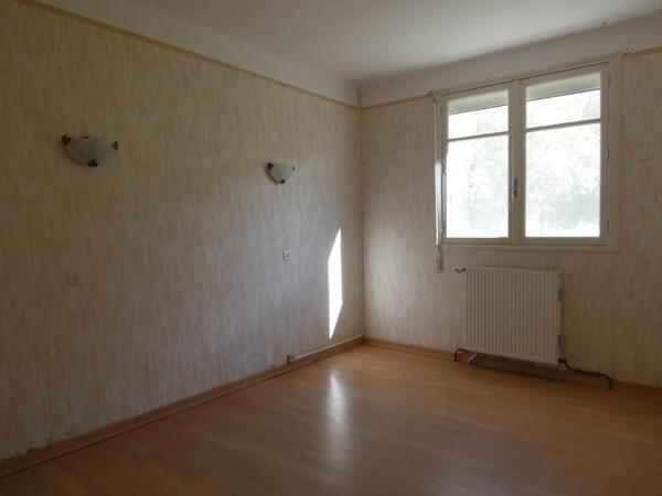 Maison T4 d'environ 90m² à rénover avec garage en rez de chaussée de 90m² sur une parcelle de 1483m²