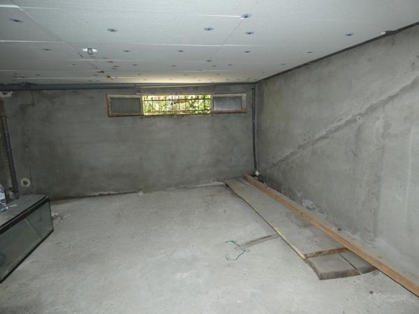 Maison T4 d'environ 90m² à rénover avec garage en rez de chaussée de 90m² sur une parcelle de 1483m²