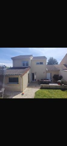 À vendre - Maison mitoyenne 1 côté, 4 pièces située à Saint-Galmier (42330)