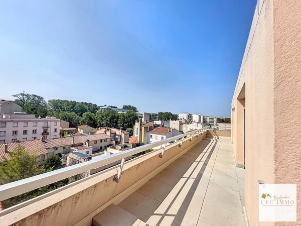 Appartement en rooftop avec terrasse , garage, cave et parking sur Perpignan Palais des Congrès