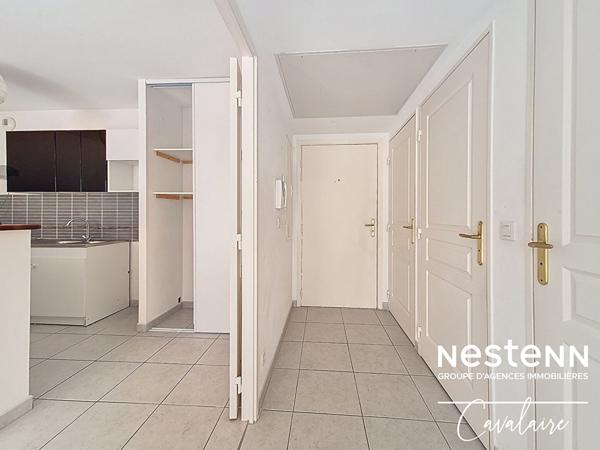Appartement 2 pièces proche du port deuxième étage avec stationnement en sous-sol