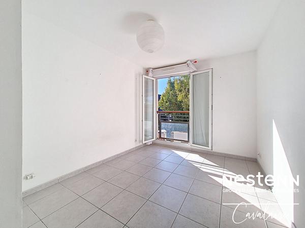 Appartement 2 pièces proche du port deuxième étage avec stationnement en sous-sol