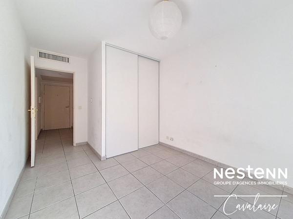 Appartement 2 pièces proche du port deuxième étage avec stationnement en sous-sol