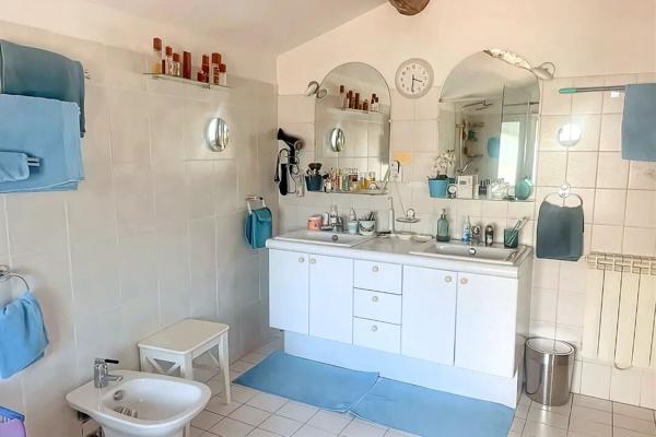 MAISON INDIVIDUELLE AU COEUR DU VILLAGE DE UCHAUD