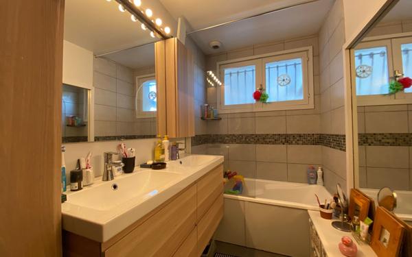 Maison à vendre    5 pièces •  Izon