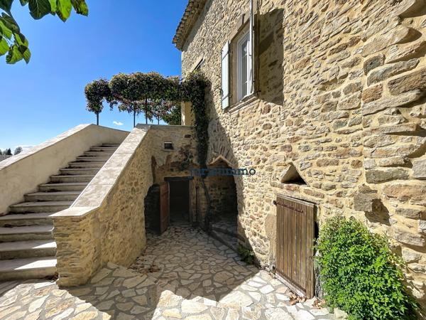 Maison de village de caractère du XVIIIe siècle entièrement rénovée avec jardin.