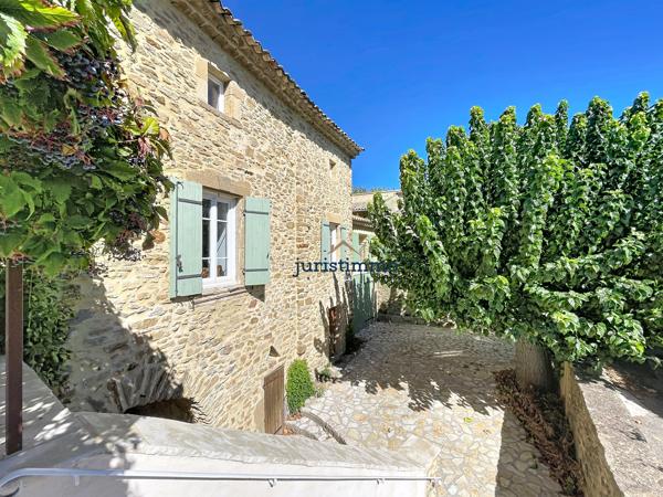Maison de village de caractère du XVIIIe siècle entièrement rénovée avec jardin.