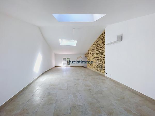 Maison de village de caractère du XVIIIe siècle entièrement rénovée avec jardin.