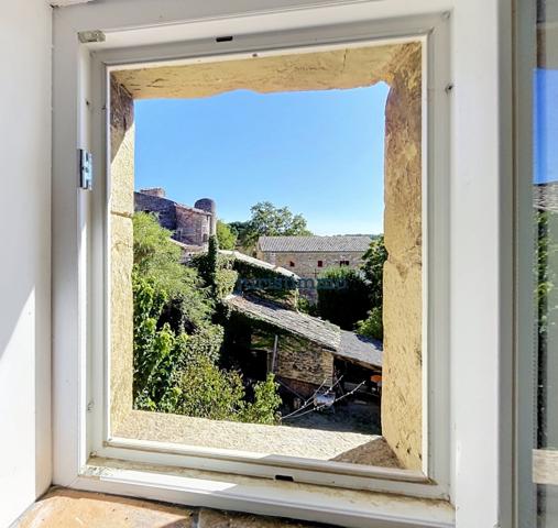 Maison de village de caractère du XVIIIe siècle entièrement rénovée avec jardin.