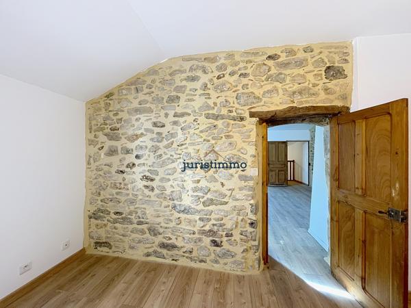 Maison de village de caractère du XVIIIe siècle entièrement rénovée avec jardin.