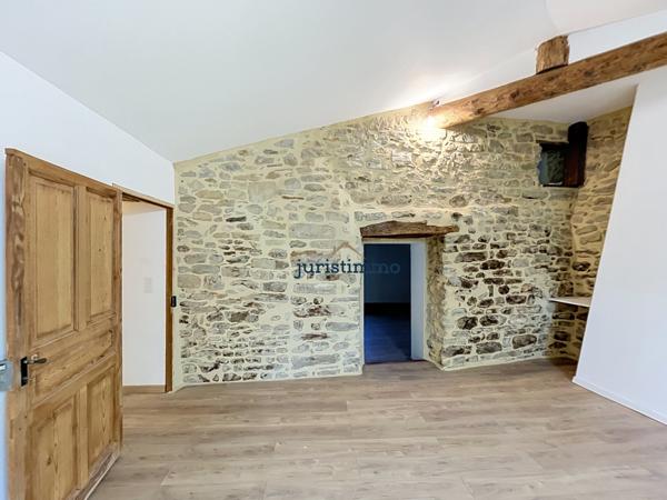 Maison de village de caractère du XVIIIe siècle entièrement rénovée avec jardin.
