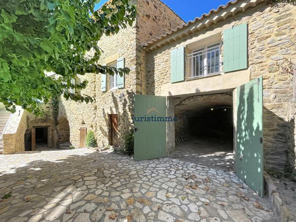 Maison de village de caractère du XVIIIe siècle entièrement rénovée avec jardin.