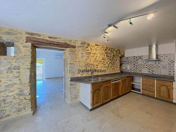 Maison de village de caractère du XVIIIe siècle entièrement rénovée avec jardin.