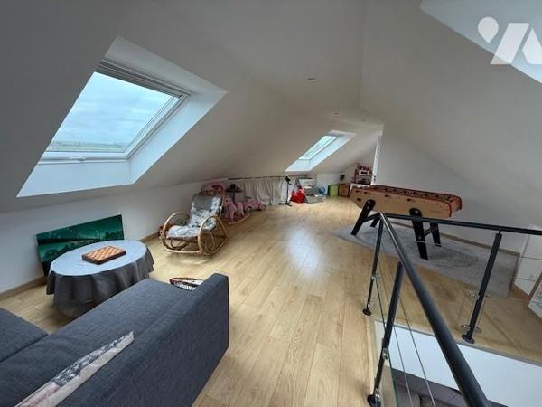 PROCH BERNAY MAISON CONTEMPORAINE BEAUX VOLUMES BELLES PRESTATIONS DANS QUARTIER CALME