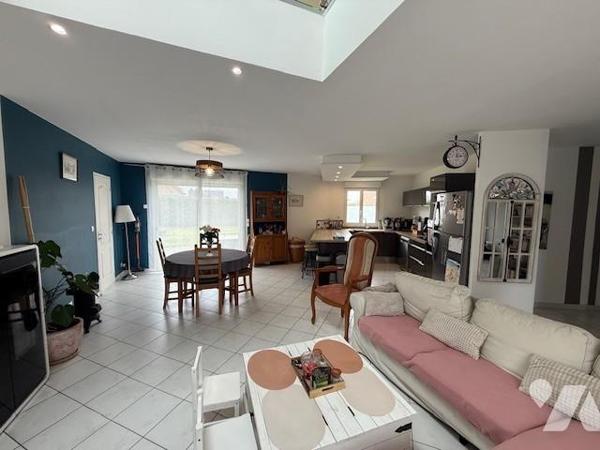 PROCH BERNAY MAISON CONTEMPORAINE BEAUX VOLUMES BELLES PRESTATIONS DANS QUARTIER CALME