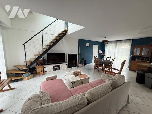 PROCH BERNAY MAISON CONTEMPORAINE BEAUX VOLUMES BELLES PRESTATIONS DANS QUARTIER CALME