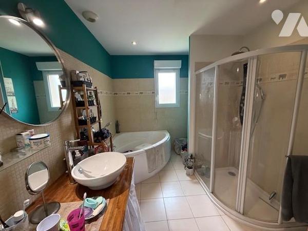 PROCH BERNAY MAISON CONTEMPORAINE BEAUX VOLUMES BELLES PRESTATIONS DANS QUARTIER CALME