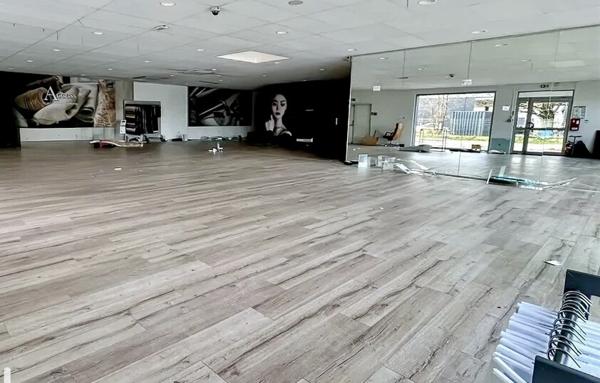 Local D'activité de 934 m²